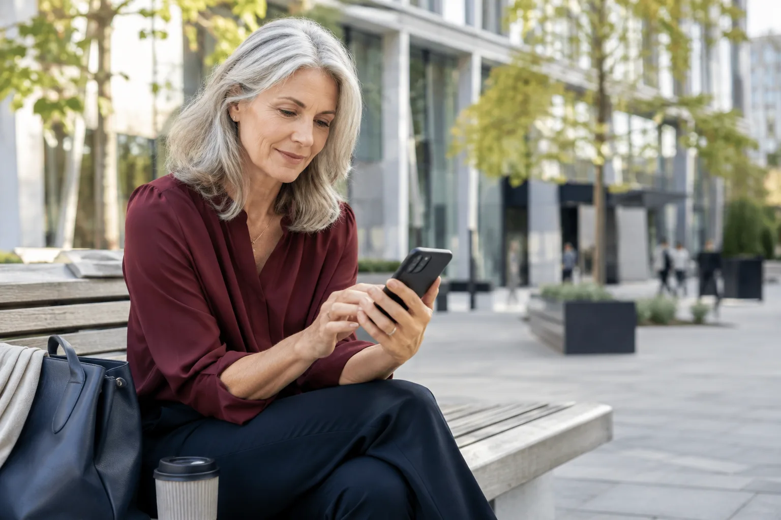 Tagesgeld-News: Zinsänderungen und neue Angebotsbedingungen einordnen Person prüft ihr Onlinebanking während einer Pause im Freien.
